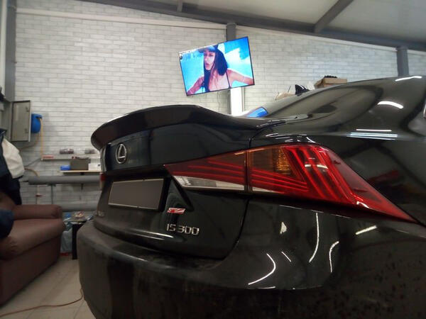 Lexus-установка спойлера TVS studio of detailing, студия детейлинга ТВС