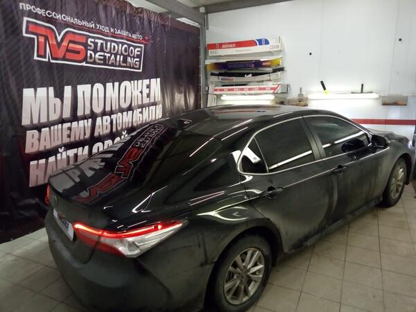 Тонирование Toyota Camry задней части пленкой Ultravision 5. Передняя часть Ultravision 15. TVS studio of detailing, студия детейлинга ТВС